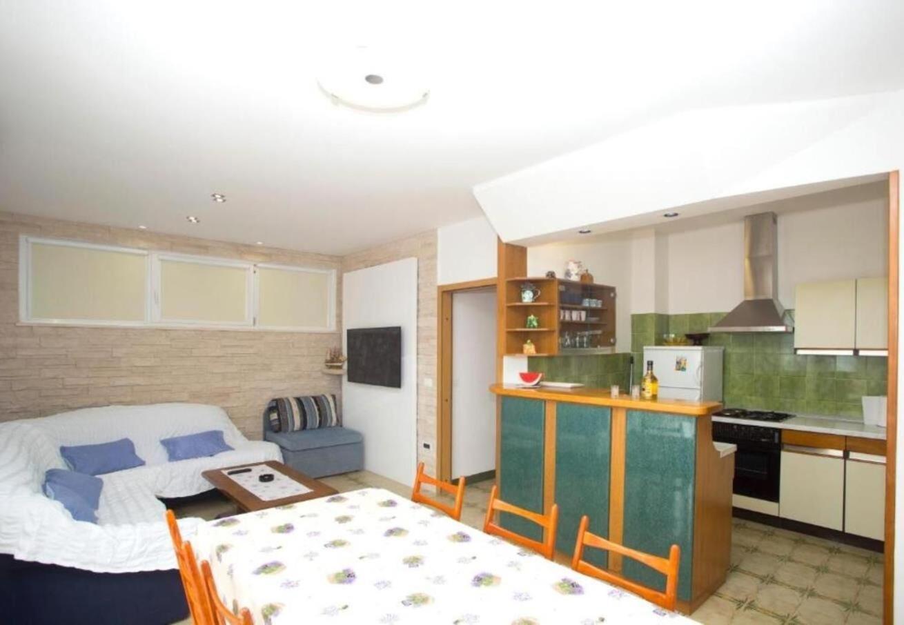 Apartments Damir - 80 M From Beach Postira Exterior foto